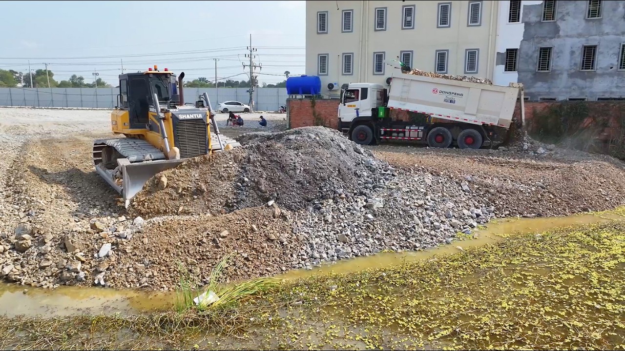 Amazing!! SHANTUI Bulldozer Pushing Stone Into Water With 25T Trucks Unloading Stone Filling Lake
