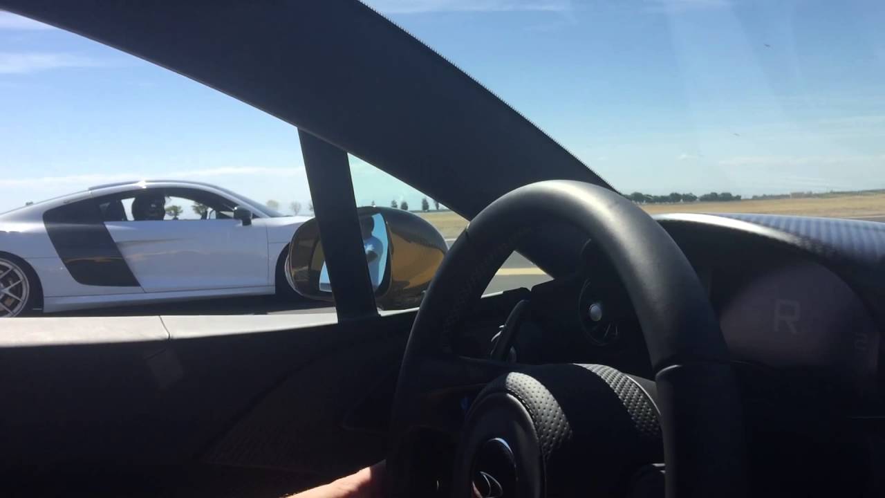 McLaren P1 vs Audi R8 V10 - Half mile event