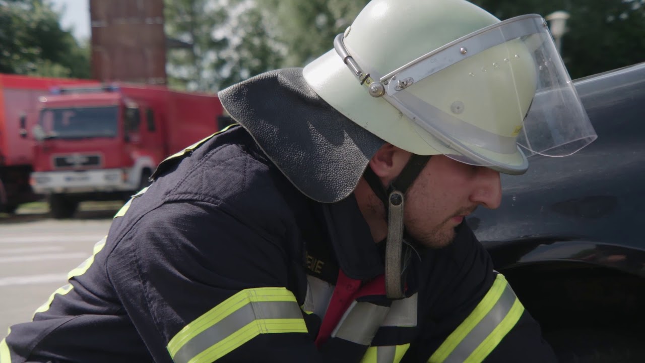 Feuerwehr hilft bei Verkehrsunfall - Umweltschäden vermeiden - New Pig Produkte im Einsatz