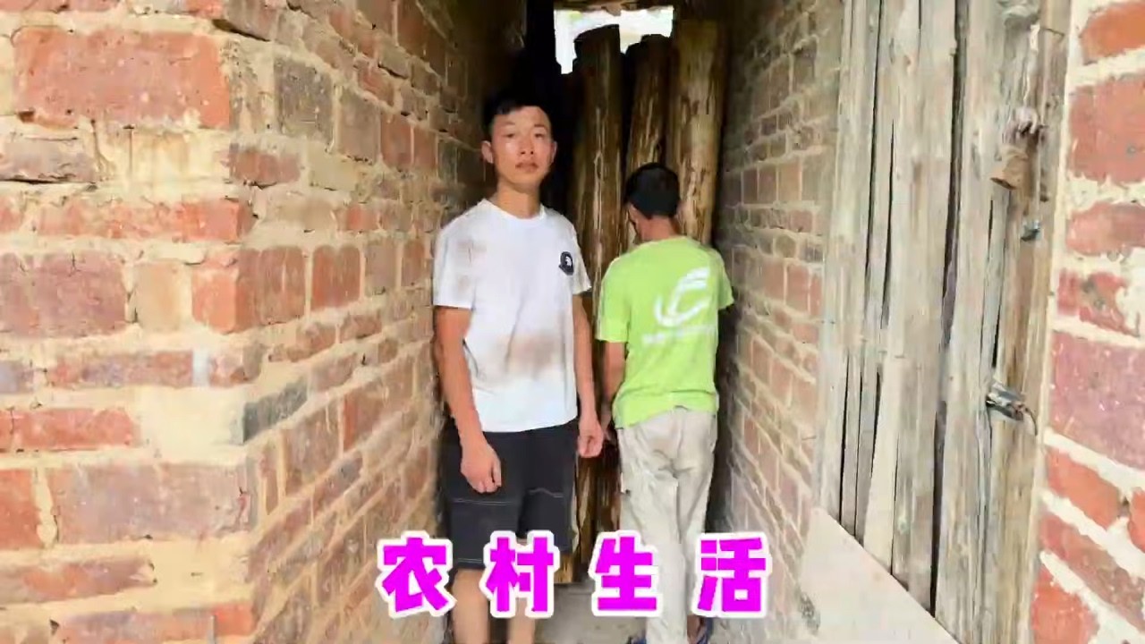 父子俩上山背木材，累到差点虚脱，虽然我年轻但干活真不如老爸【广州打工小罗】