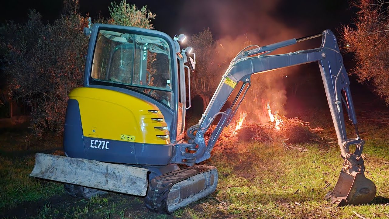 Volvo EC27C Property Maintenance 🕹💪 #volvoec27c #volvo 