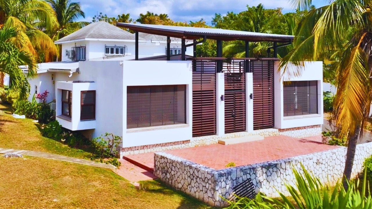 Big Price Drop | Luxurious | 4 Bedroom 5 Bathroom Home | Montclair Drive, Beverly Hills, Kingston 6