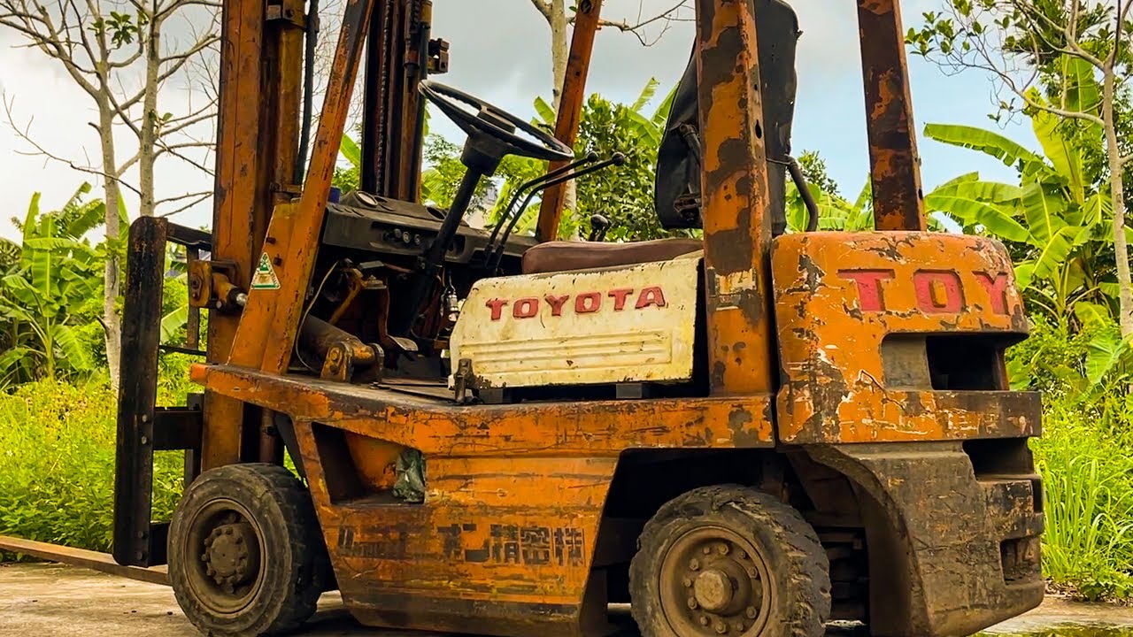 Old Forklift Trucks Restoration Project // TOYOTA Forklift Engine Repair