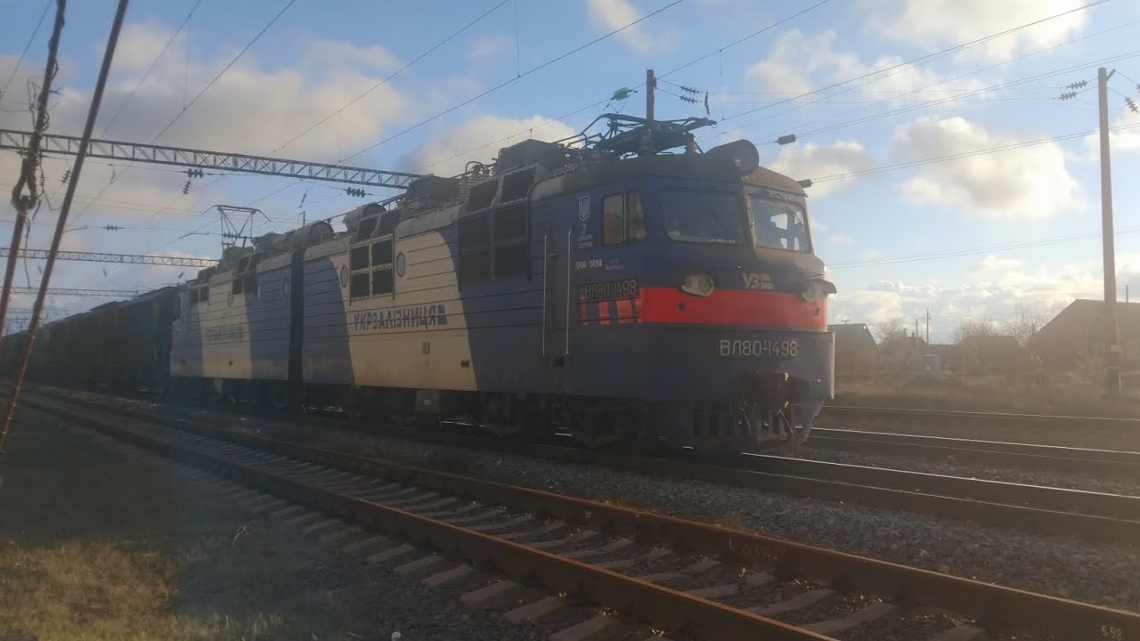 ВОЛОДИМИР ЛЕНІН ВЛ80Т-1498 В ГОЛОВІ ВАНТАЖНОГО ЕЛЕКТРОВОЗА ГРУЗОВИЙ СКЛАД 