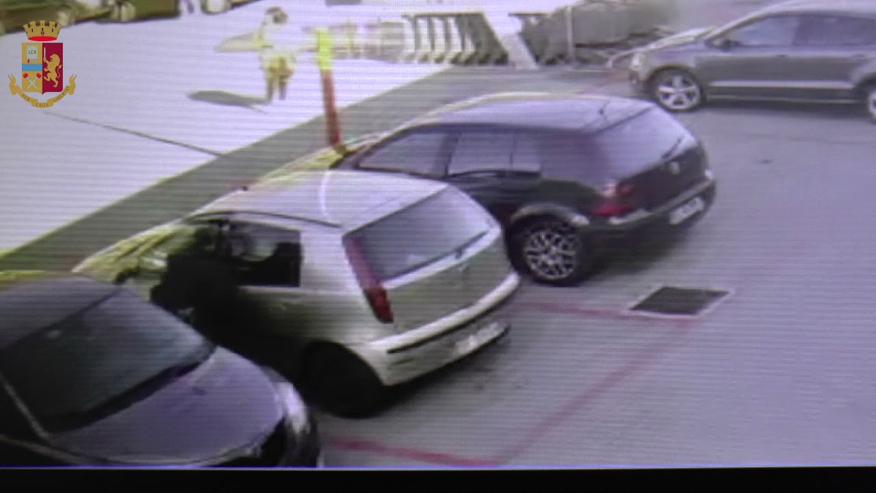 Il video sui furti nei parcheggi dei supermercati