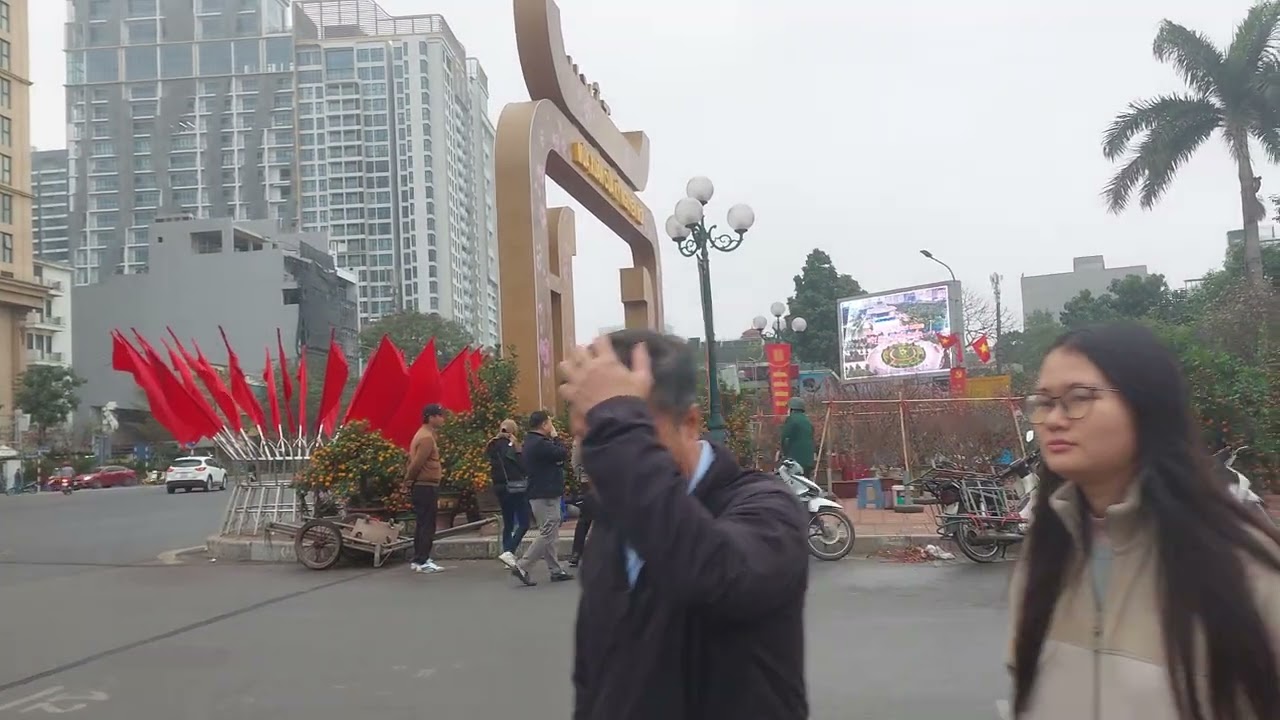 Chợ Hoa tết ở Lạc Long Quân, Phường Tây Hồ, Hà Nội không tấp nập Khách mua như mọi năm | Đào tết