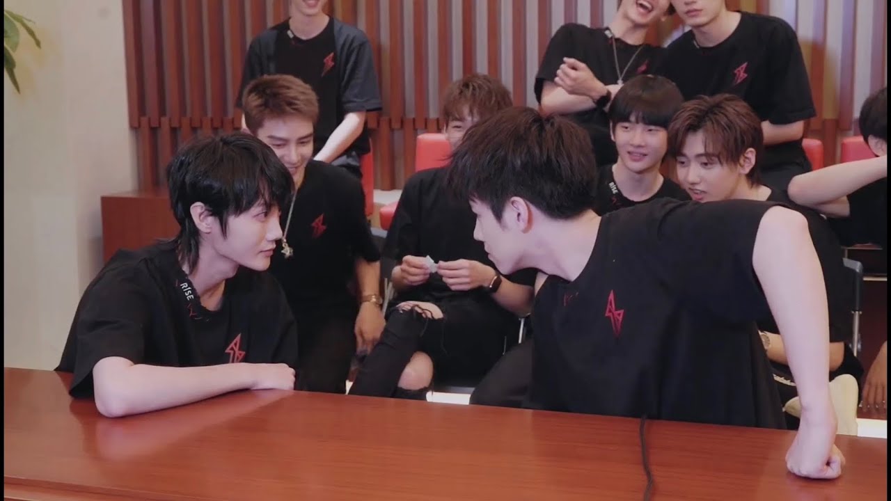 [R1SE] แข่งเกมจ้องตา ใครหัวเราะก่อนแพ้ (มุมกล้องใหม่)