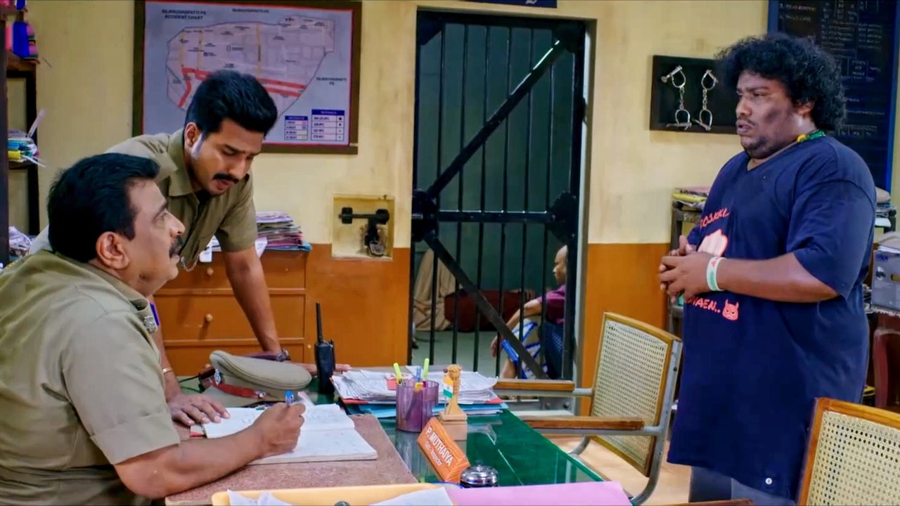 योगी बाबू फेक कंप्लेंट के बहाने कर के अपने भाई को देखने पुलिस चौकी आया हैं