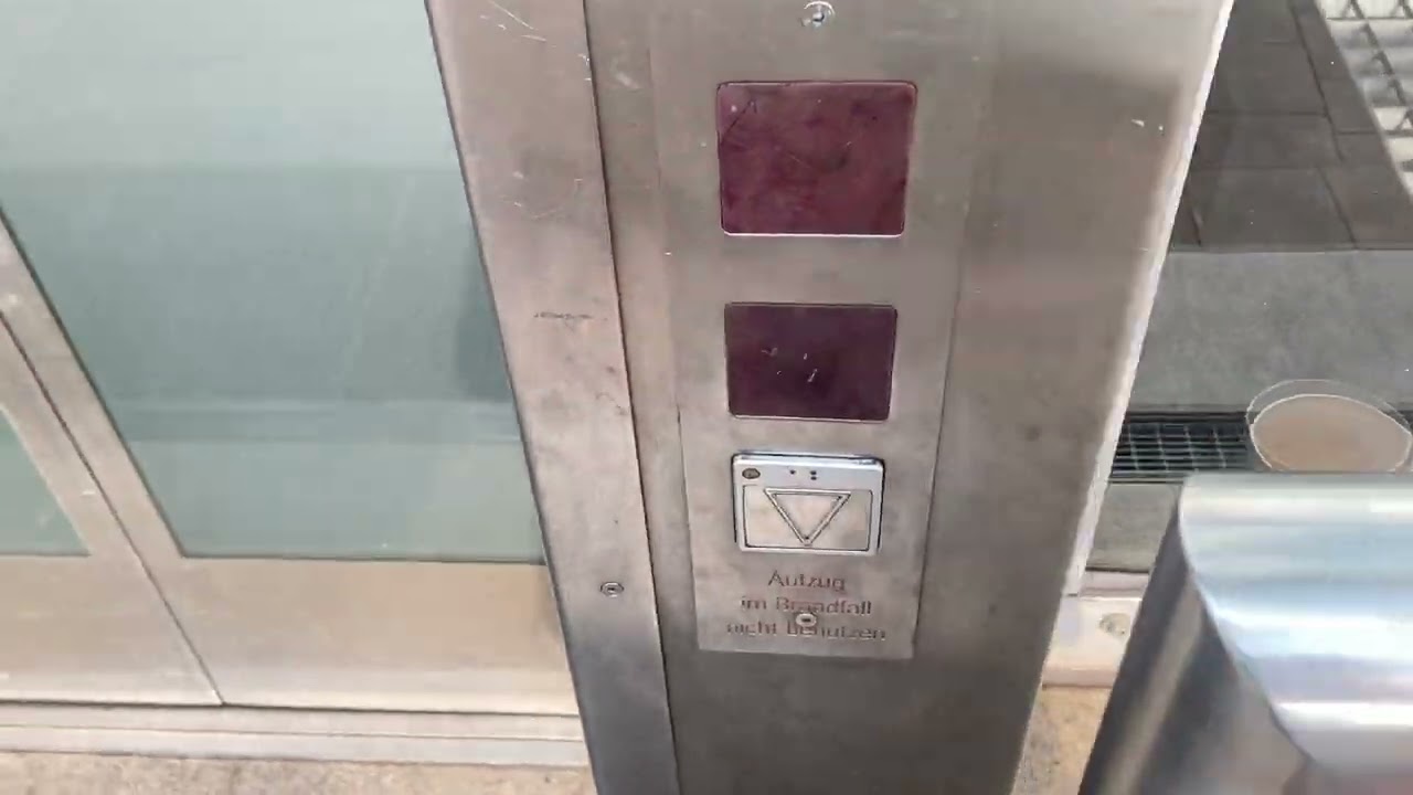 2004 OTIS Aufzug in einem U-Bahnhof Klinikum In Fürth