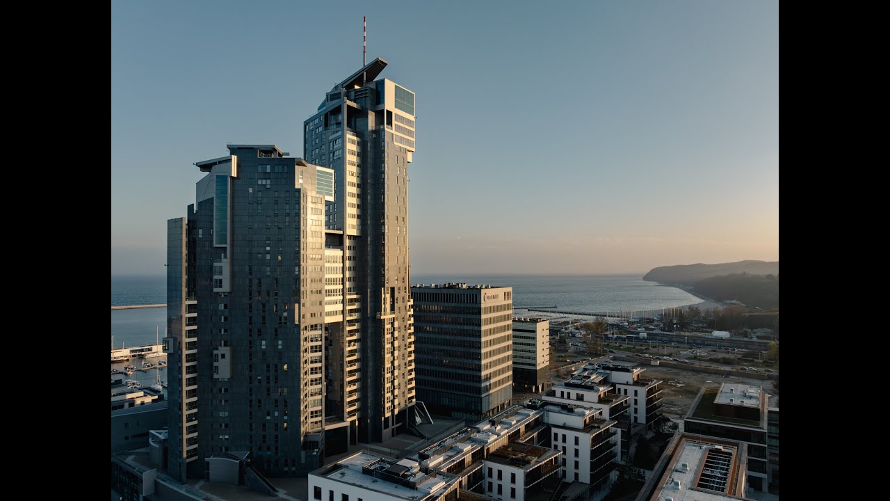 Unikatowy, dwupoziomowy penthouse z widokiem na Zatokę Gdańską, w apartamentowcu Sea Towers w Gdyni.