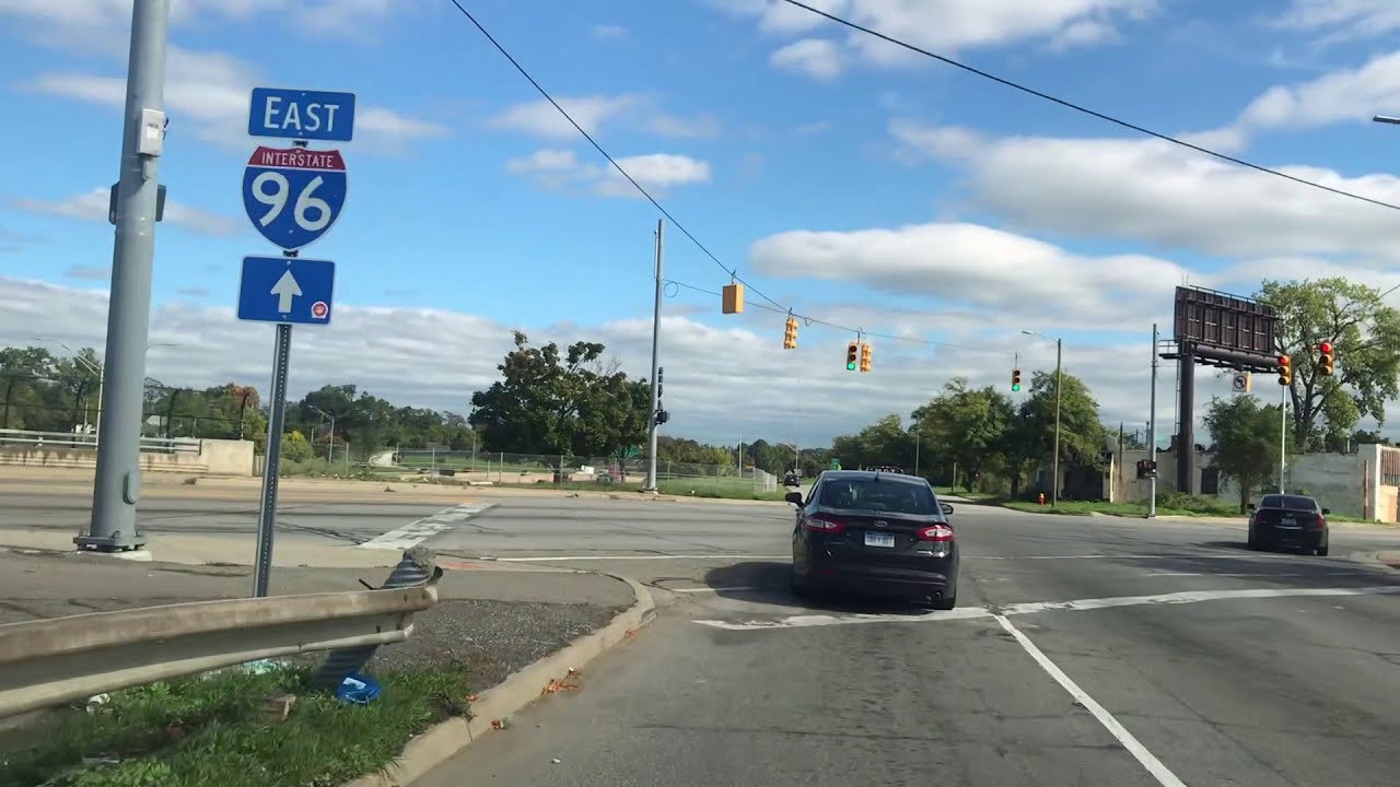 Driving around Detroit, Michigan 🇺🇸in early Autumn 🍁Season 2018
