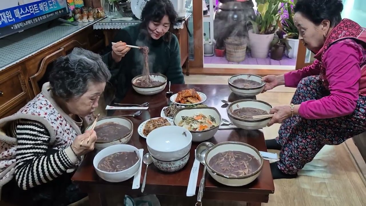 80살시골엄마 동네에서 소문자자한 로렌아줌마 팥칼국수~
