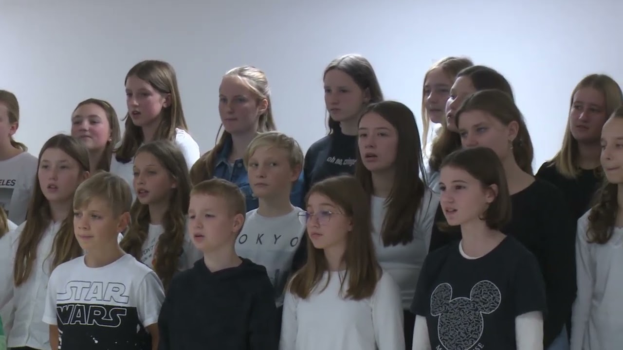 Nastop otroškega pevskega zbora ob 7. obletnici Rastoče knjige v OŠ Šmarjeta