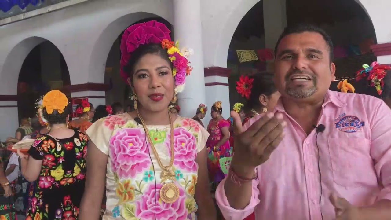 Tradicional paseo y regada de frutas en el Barrio de la Soledad 2023