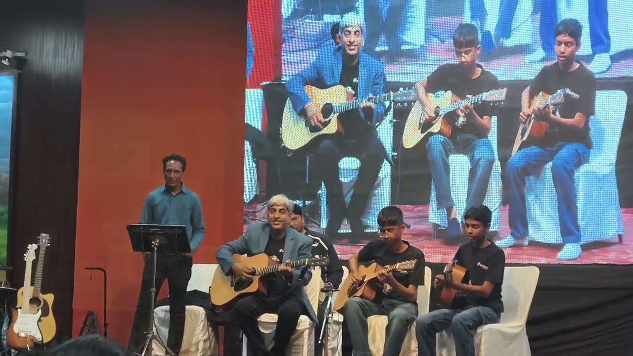 Neele neele ambar pe.... #music #liveperformance #bollywood #song 