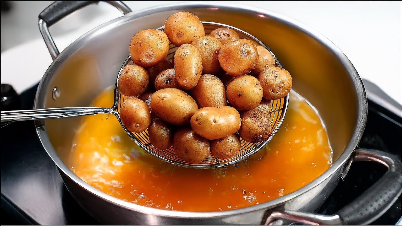 बजार में छोटे-छोटे आलू🥔 देखते ही ये पारंपरिक​ नाश्ता बनाने का मन होता है😋
