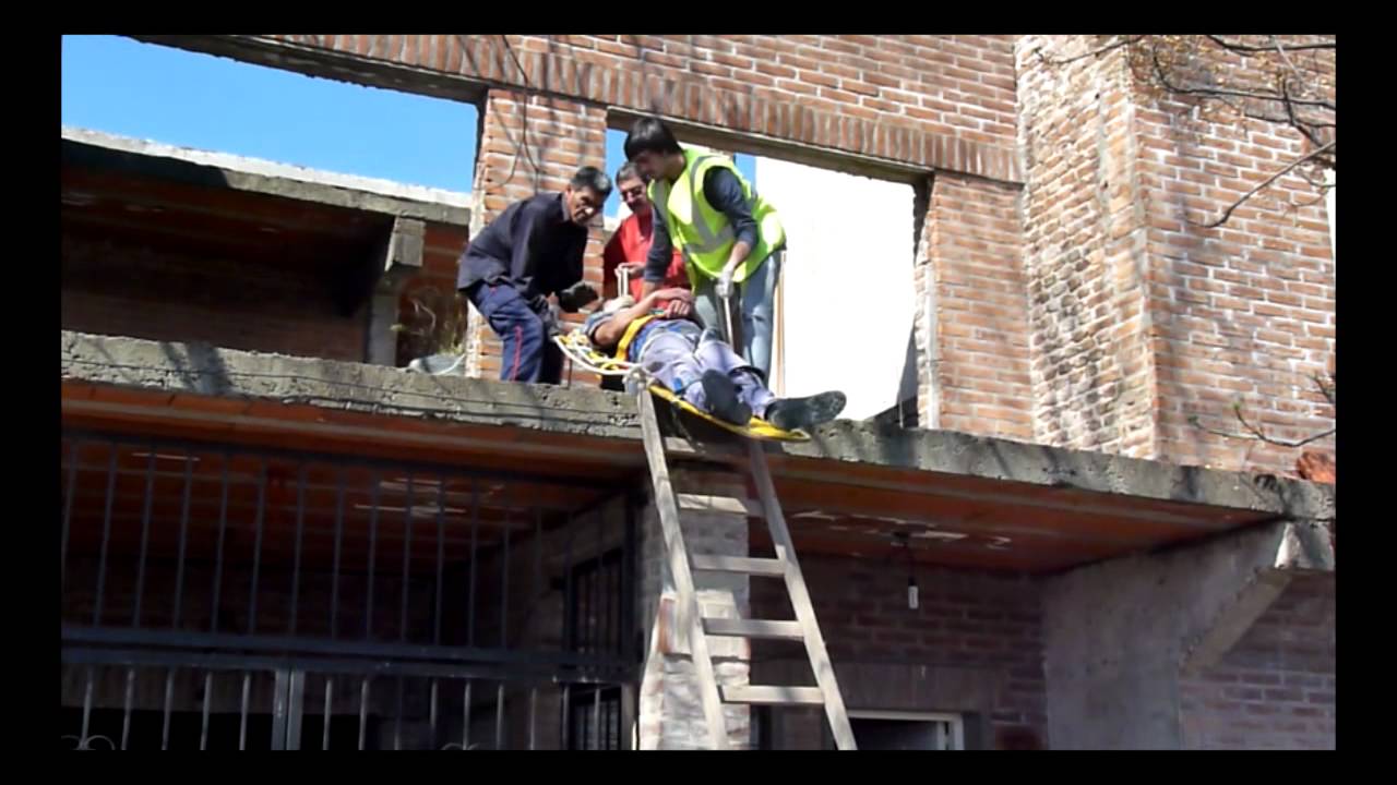 alba&ntilde;il herido al caer de un techo