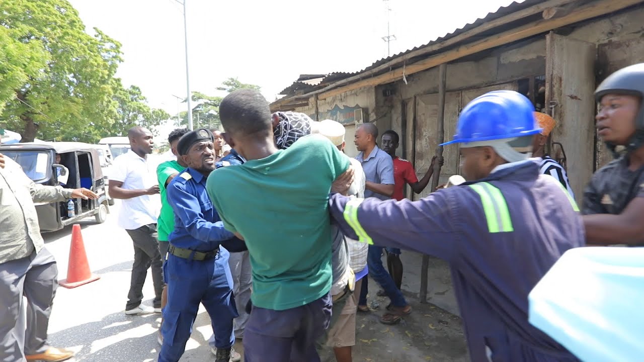 BOMOA BOMOA YAZUA VURUGU ZANZIBAR, WASHUHUDIA LIVE WAKIBOMOLEWA SEHEMU ZAO ZA BIASHARA