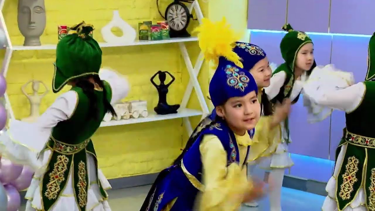Кыргыз бийи- «Жаз» бийчилер тобу