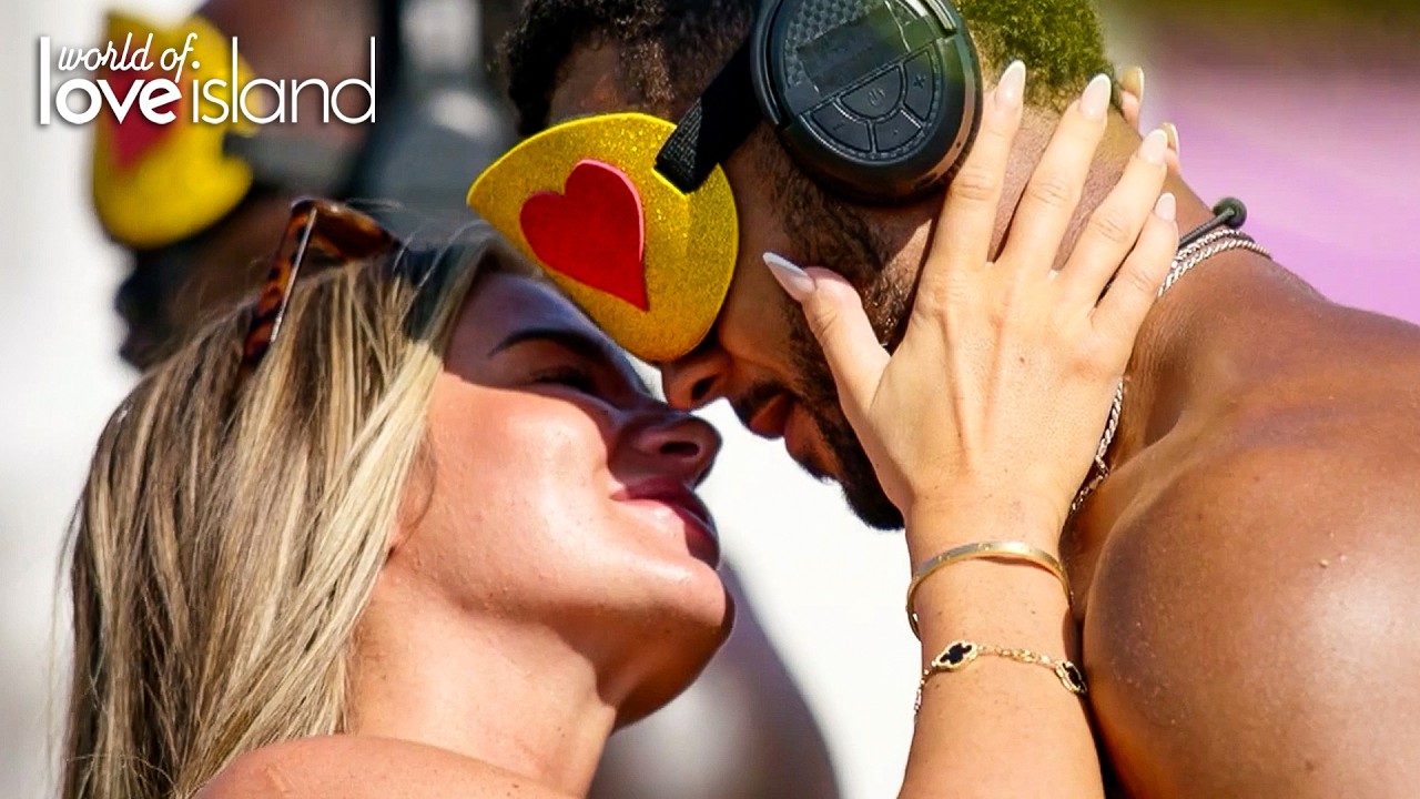 How Would You Rate Their Kiss?! 😘