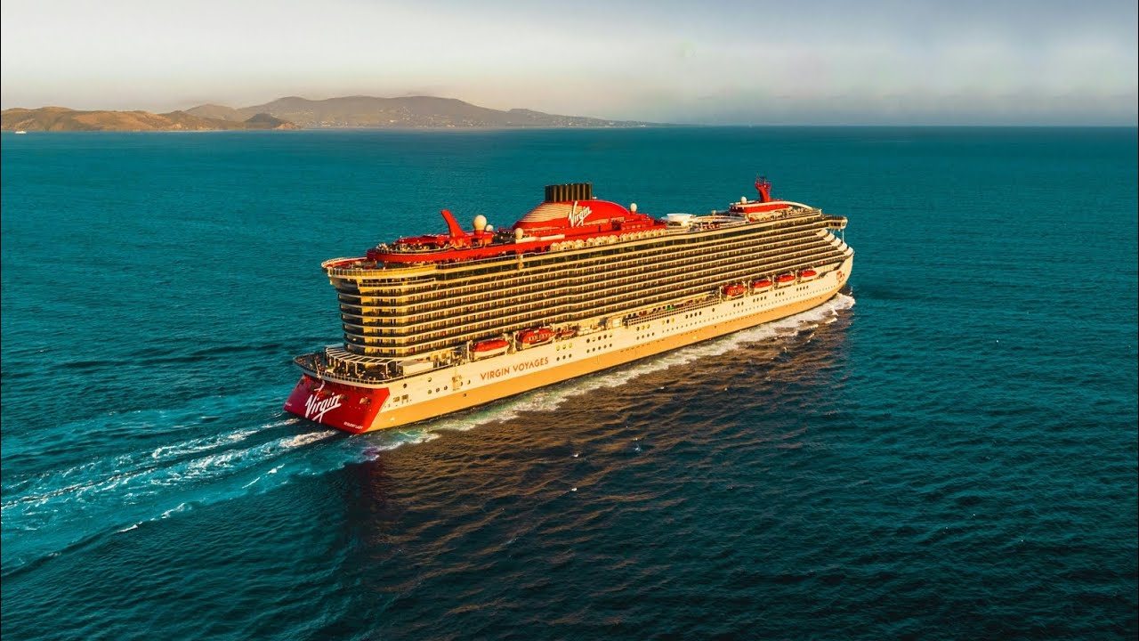 जहाज़ के अंदर का शानदार नज़ारा। 🚢✨समंदर के बीच एक खूबसूरत दुनिया। ⚓​शिप लाइफ और ये सुकून भरा अहसास। 