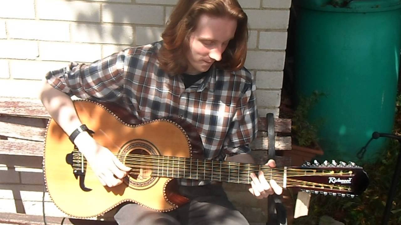 Габриэль Уокер играет на Richwood Mexican Bajo Sexto (12-струнная бас-гитара)