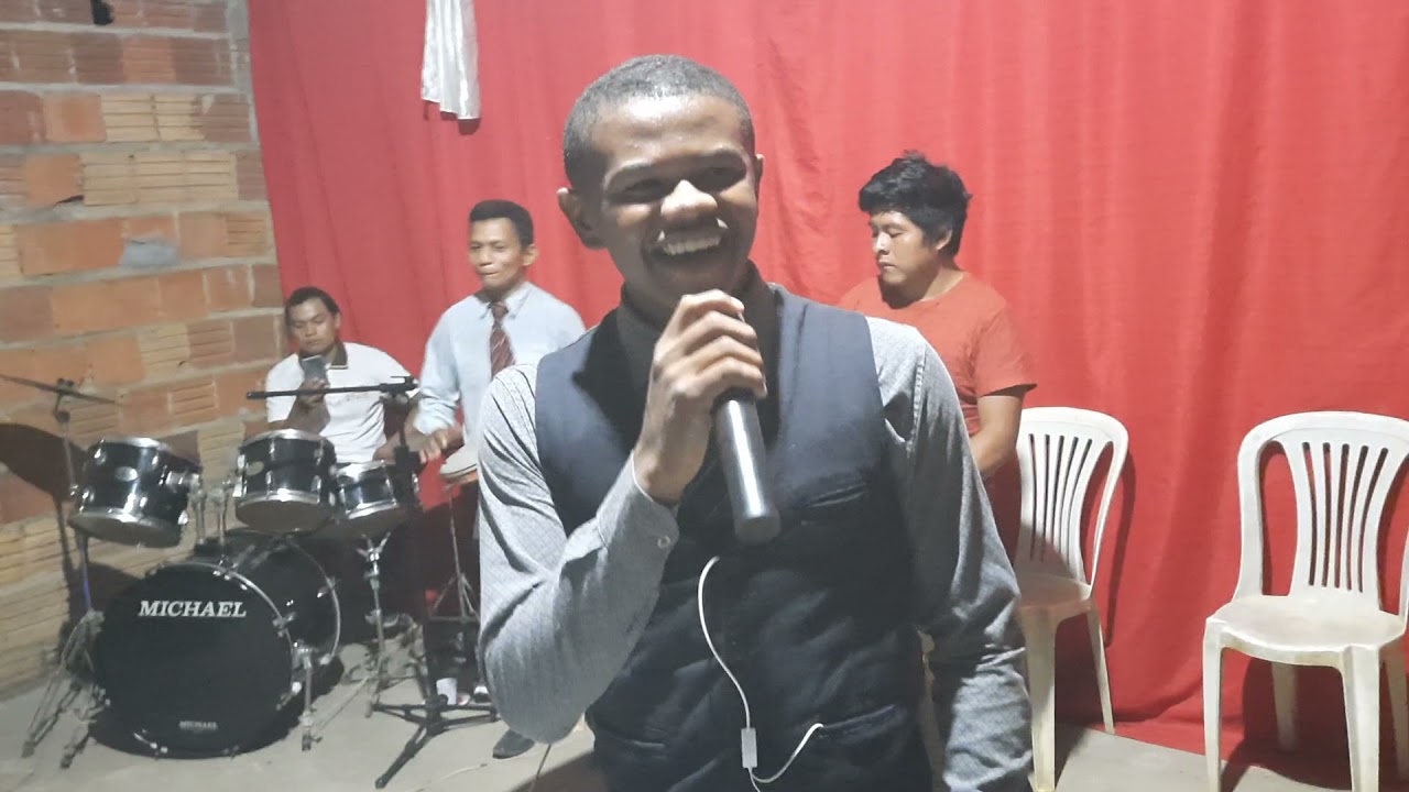 Dionatas Silva  cantando hinos de Silvan Santos:o chão vai tremer!