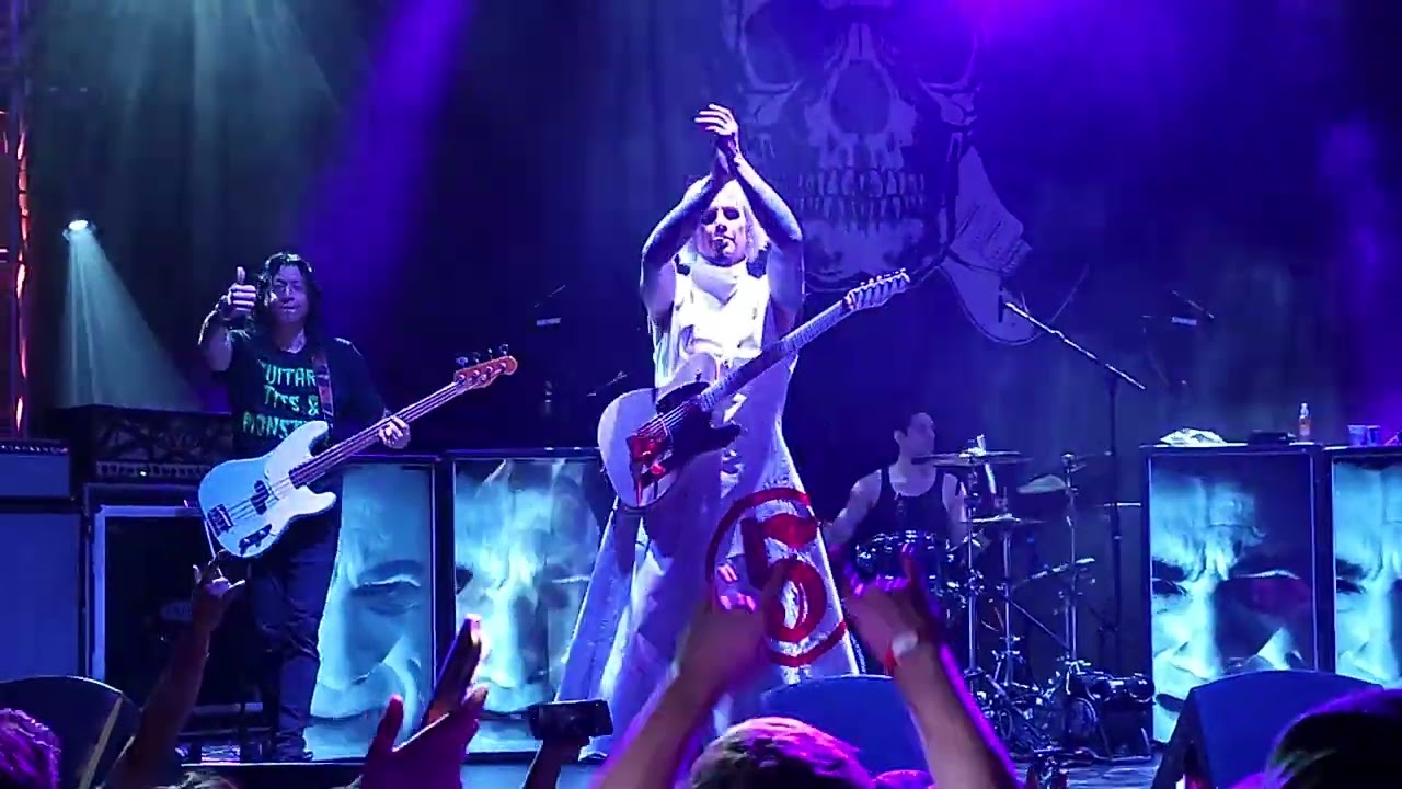 John 5 plays medley of Mötley Crüe and other songs at The Granada Theater in Dallas, Texas.  2/24/24