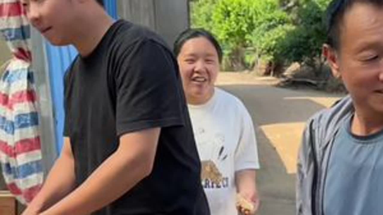 妈妈老早就开始催我们早点过去的，今天侄女生日妈妈叫我们把公公带过来一起吃个饭，还好昨天提前把蛋糕选好了，家里面来客人了今天侄女这个生日过的真热闹。#我的乡村生活 #记录真实生活 #农村生活 #家...
