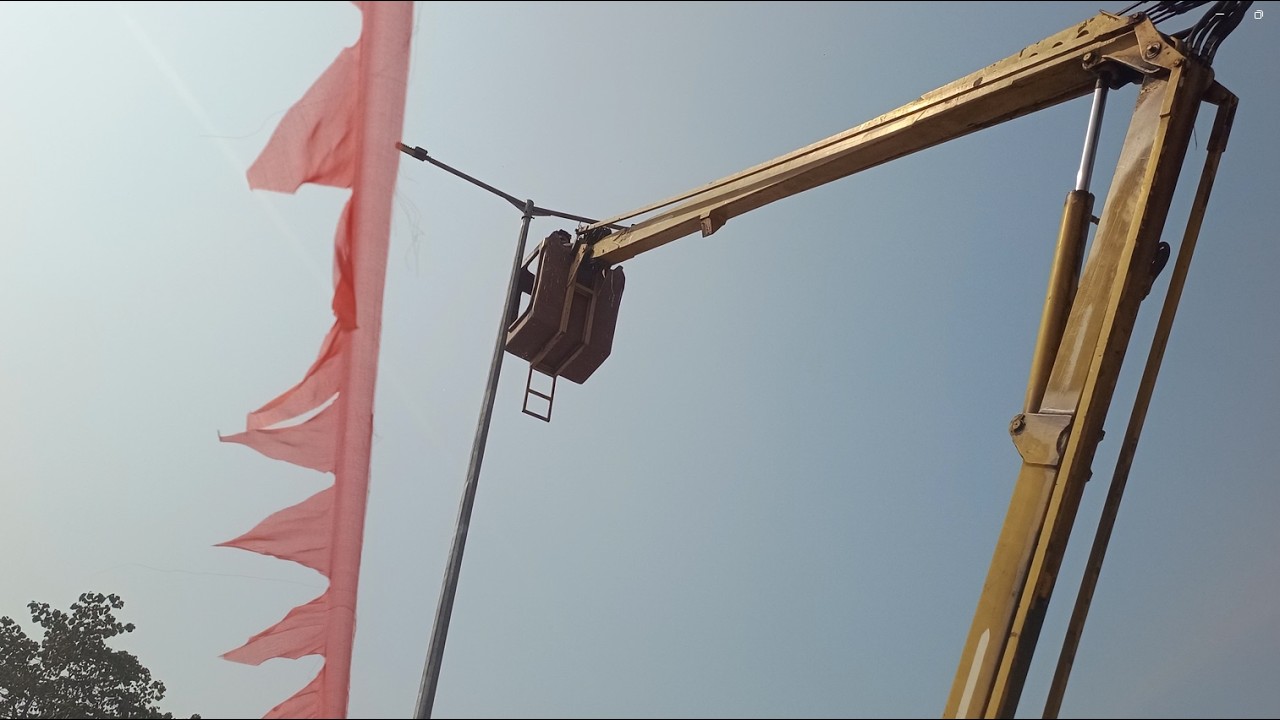 40 Feet Upar Jaakar NH Road Ki Street Light Theek Ki 😱 | Sky Lifter Work