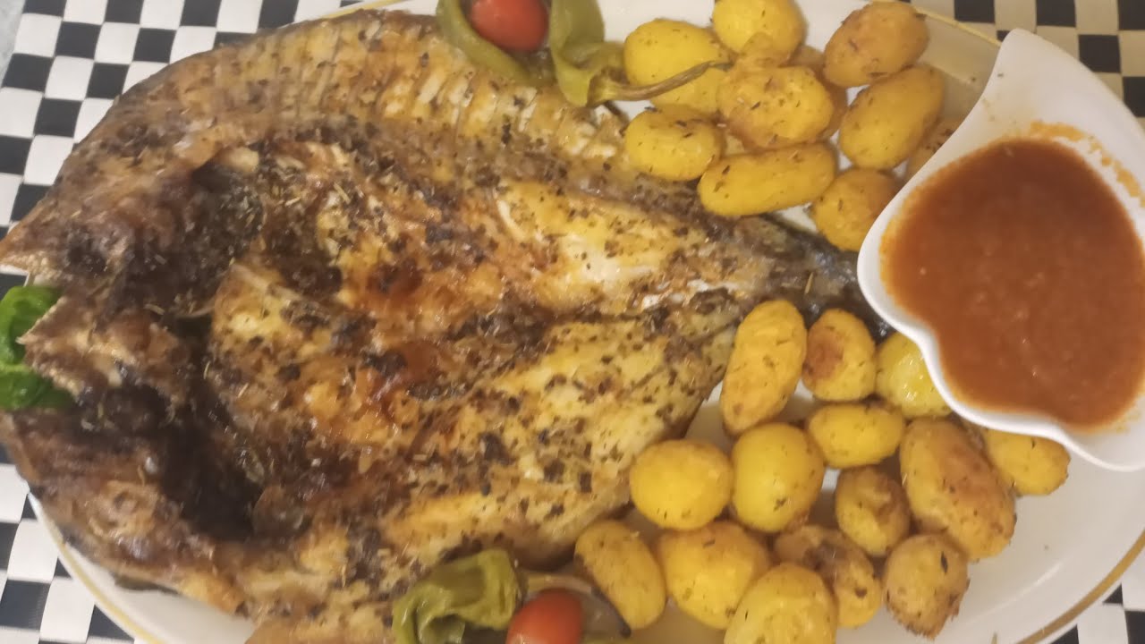 سمك الدوراد  بالاعشاب المنسمة في الفرن 👌 مع الذ بطاطس واحلى صلصة طماطم😍