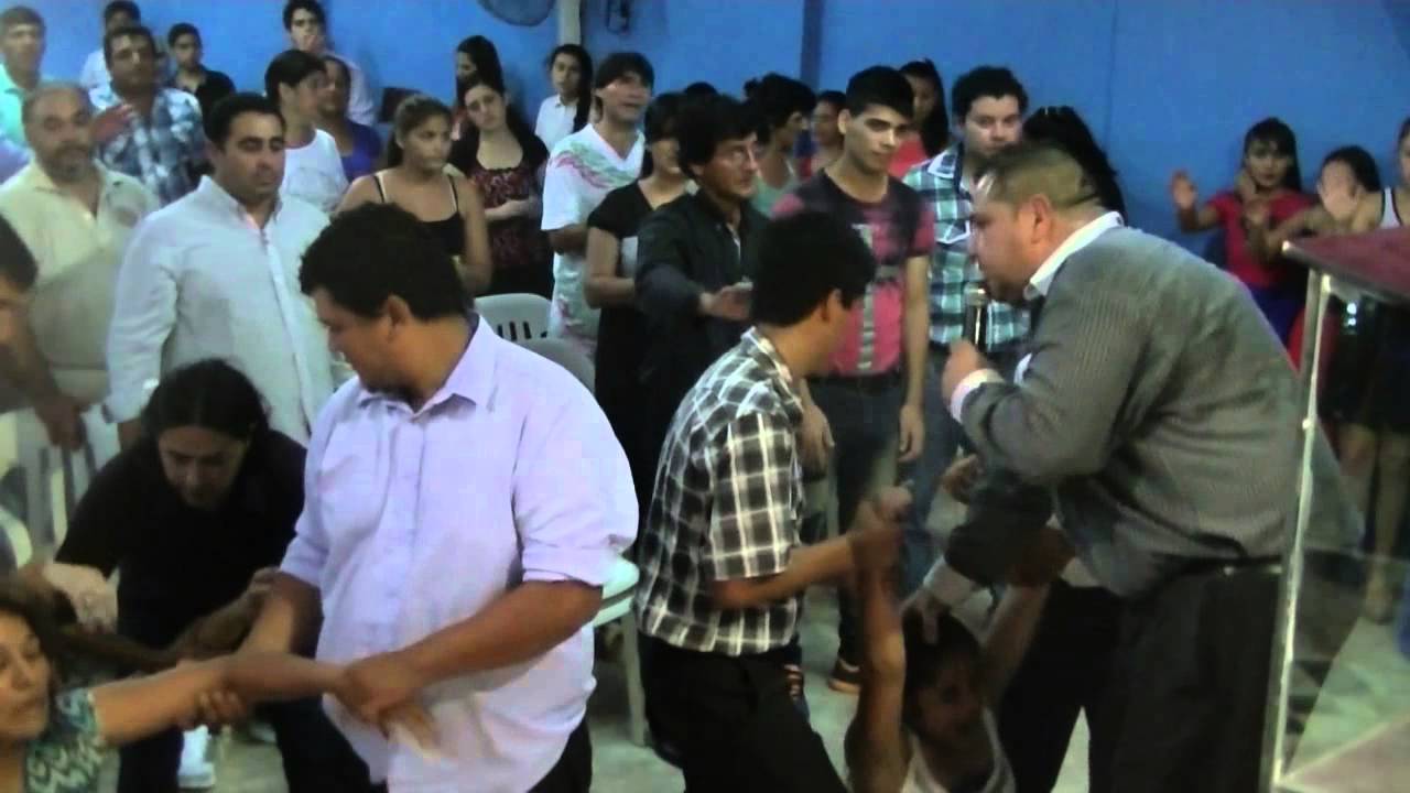 Suena el Shofar y los demonios huyen.