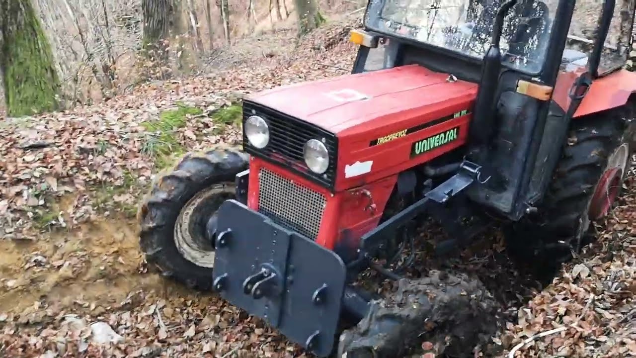 TE&Scaron;KA AKCIJA U &Scaron;UMI: Universal 640 DTC i izvlačenje drva kroz blato! 🌲🚜