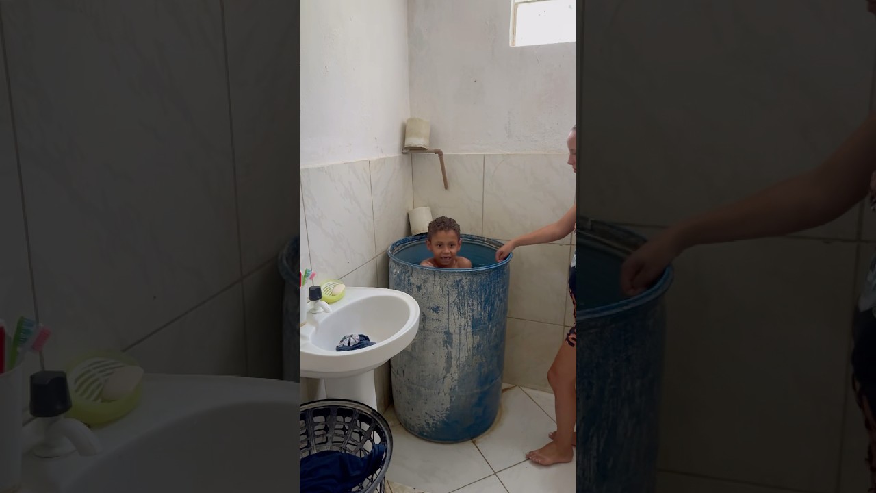 VITOR TOMANDO BANHO NO BALDE #catitos #humor #comedia