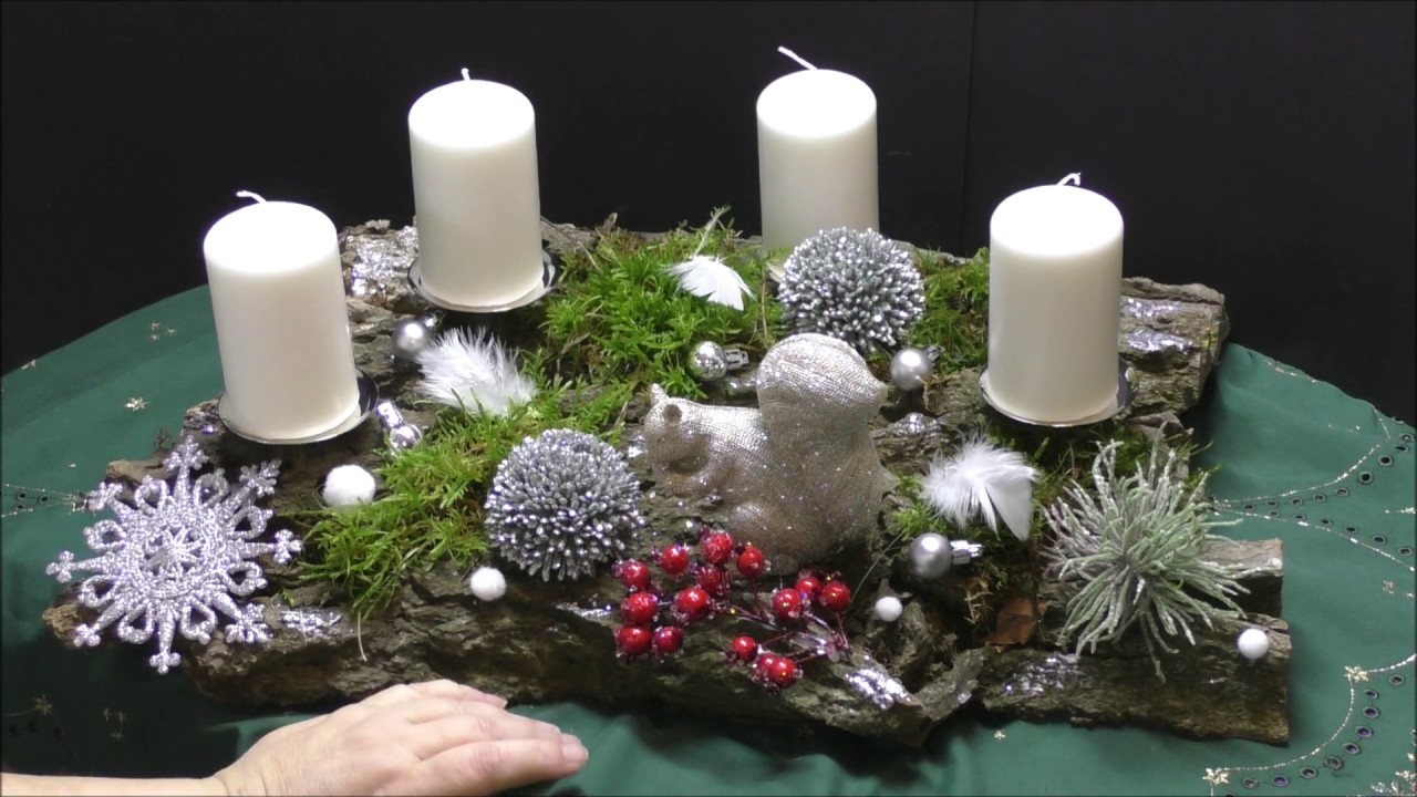 Adventsgesteck auf einer Baumrinde mit Eichhörnchen