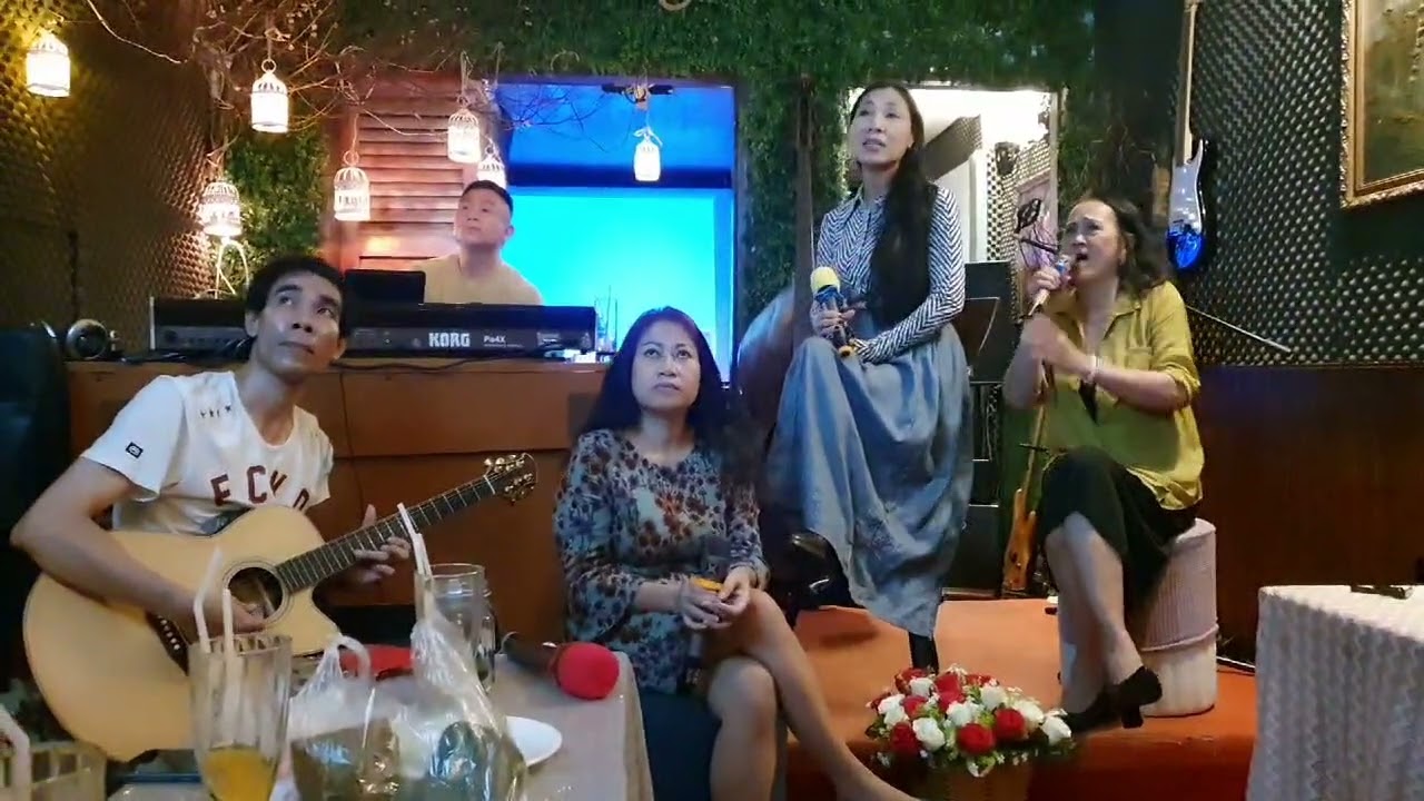 Guitar Cover . Ca khúc : Rồi mai tôi đưa em-Trường Sa. Trình bày : Vân Oanh - Thu Phan- Chi Nguyễn.