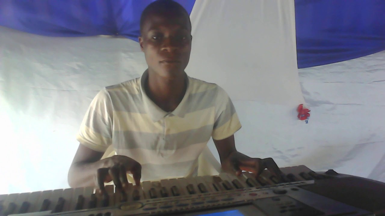 sinach le nom de jesus au piano