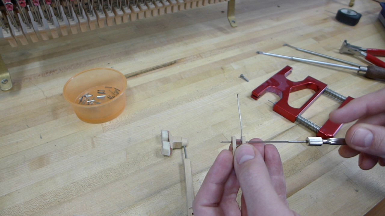 Achsen ersetzen in der Klaviermechanik
