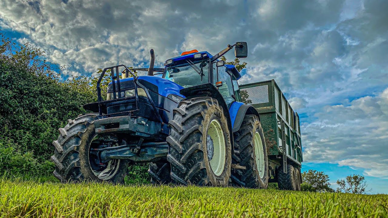 Leading Grass With a New Holland TM150