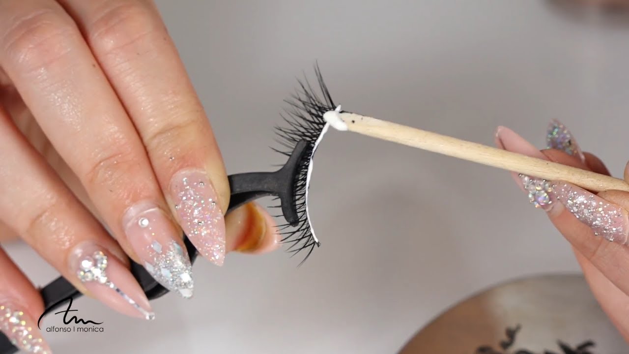 Cómo poner pestañas postizas | Móni Make-up