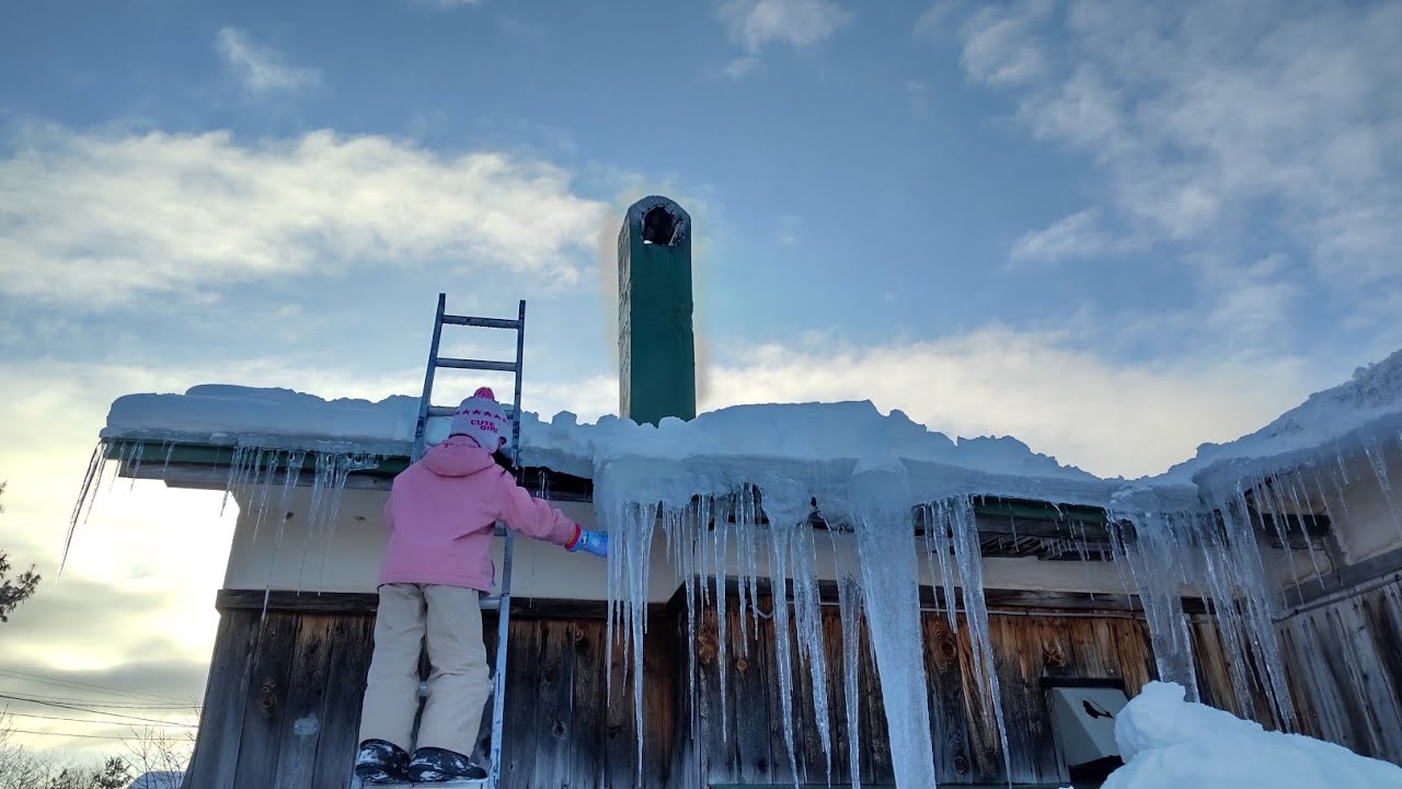 またまた雪下ろし・３回目【巨大つらら】  Snowing down the roof