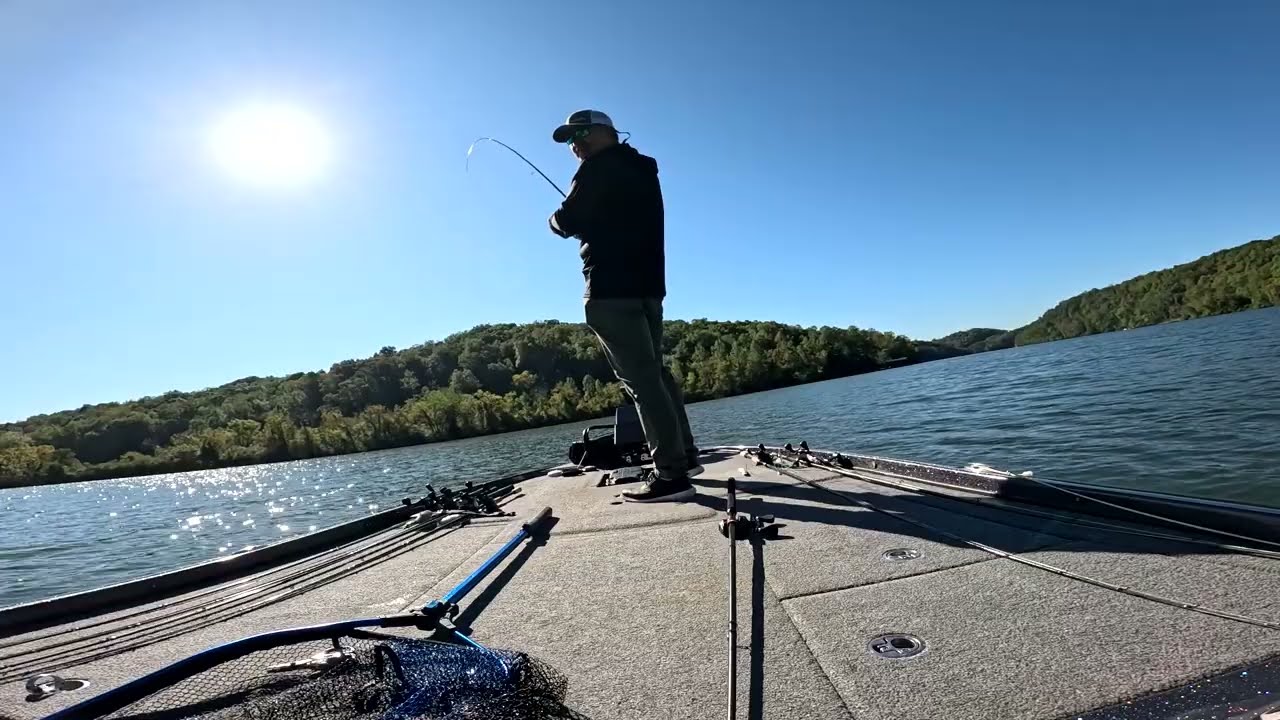 能撑住吗？6lb线挑战巨型条纹鲈！ | 6lb Challenge vs Monster Striper Bass – Epic Fight!