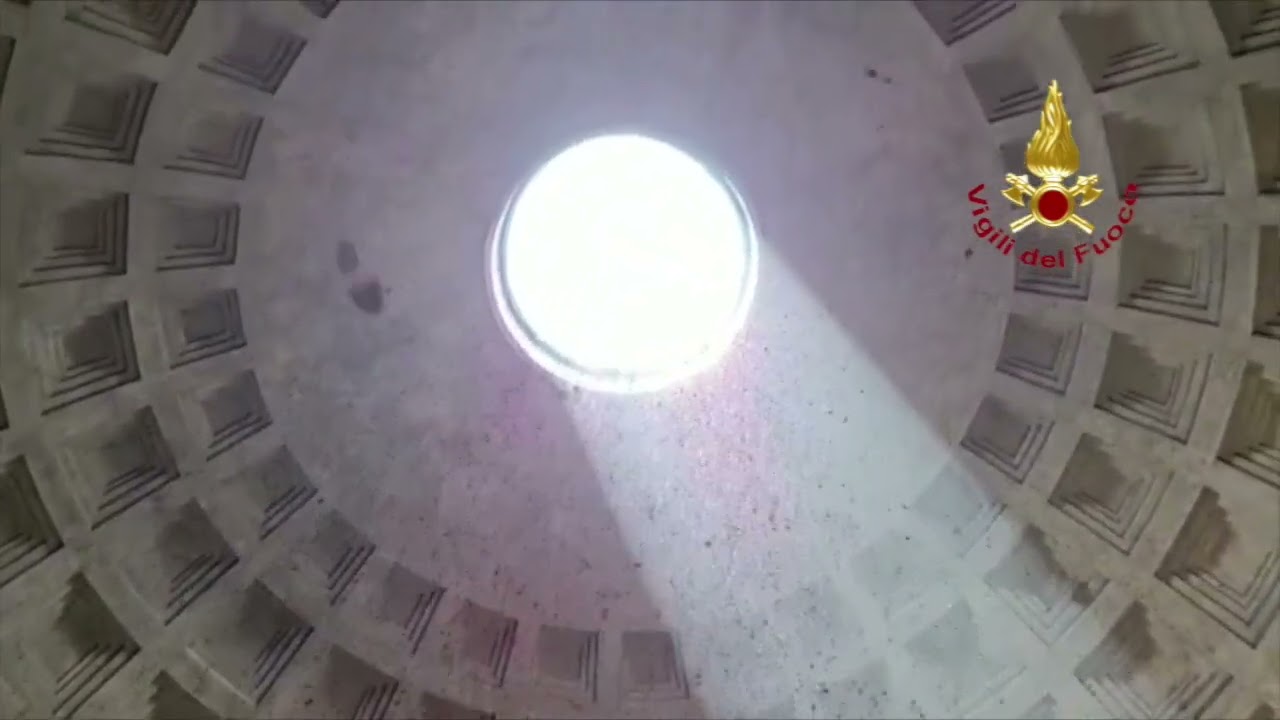 ROMA - PIOGGIA DI PETALI AL PANTHEON PER LA CELEBRAZIONE DELLA PENTECOSTE