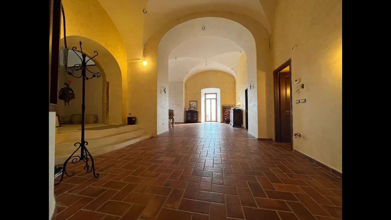 Porzione di Palazzo ristrutturato con antico frantoio nel centro Storico di Monte San Giovanni Campa