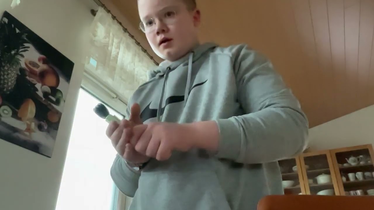 14 year old  kid closes a  60kg gripper 
