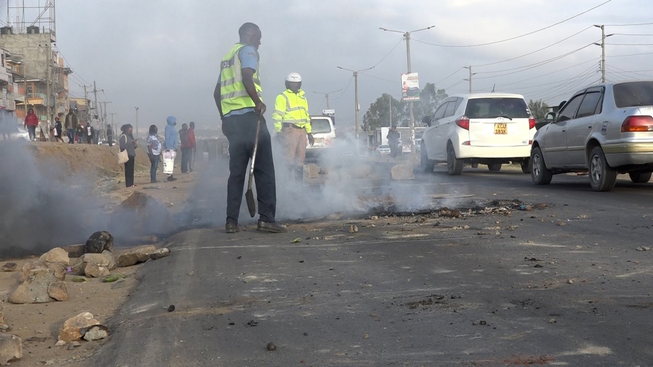 WANABIASHARA KATIKA SOKO LA RUAI WAKADIRIA HASARA KUBWA BAADA YA KUBOMOLEWA KWA SOKO HILO NA KENHA