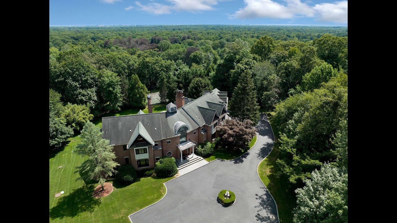 12 Saddle Ridge Rd, Old Westbury, NY 11568