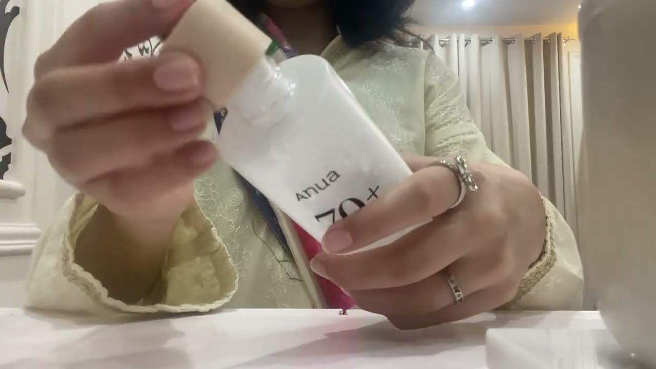 Trying ASMR for the first time [random tapping and scratching on items] (no talking)