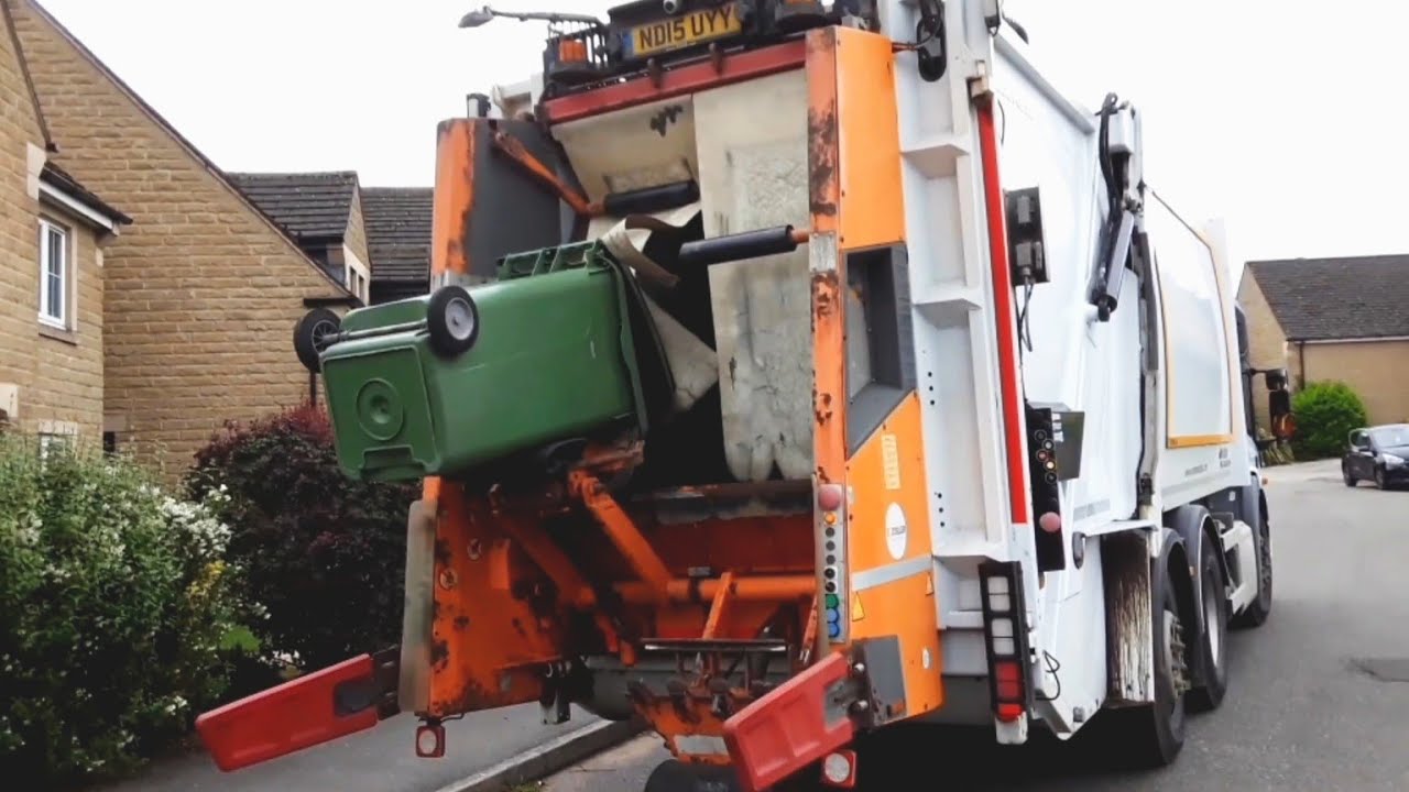 Veolia Mercedes Econic Bin lorry on Garden waste, UYY