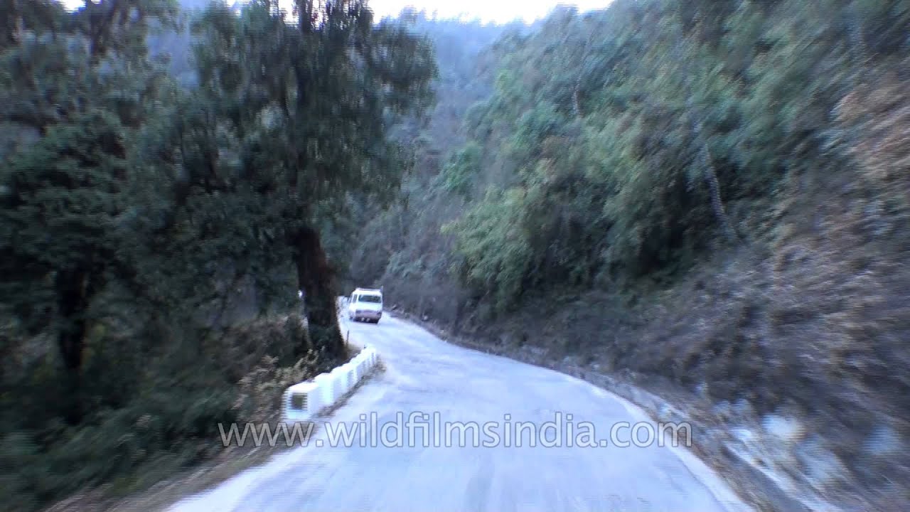 Driving around Bhutan : road trip from Punakha to Dochula pass